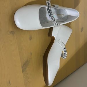 Ivory size two girls dress shoe